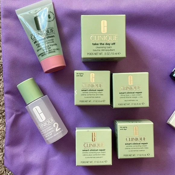 Clinique Travel Tote with Makeup & Skincare Samples- NWT - Picture 2 of 3